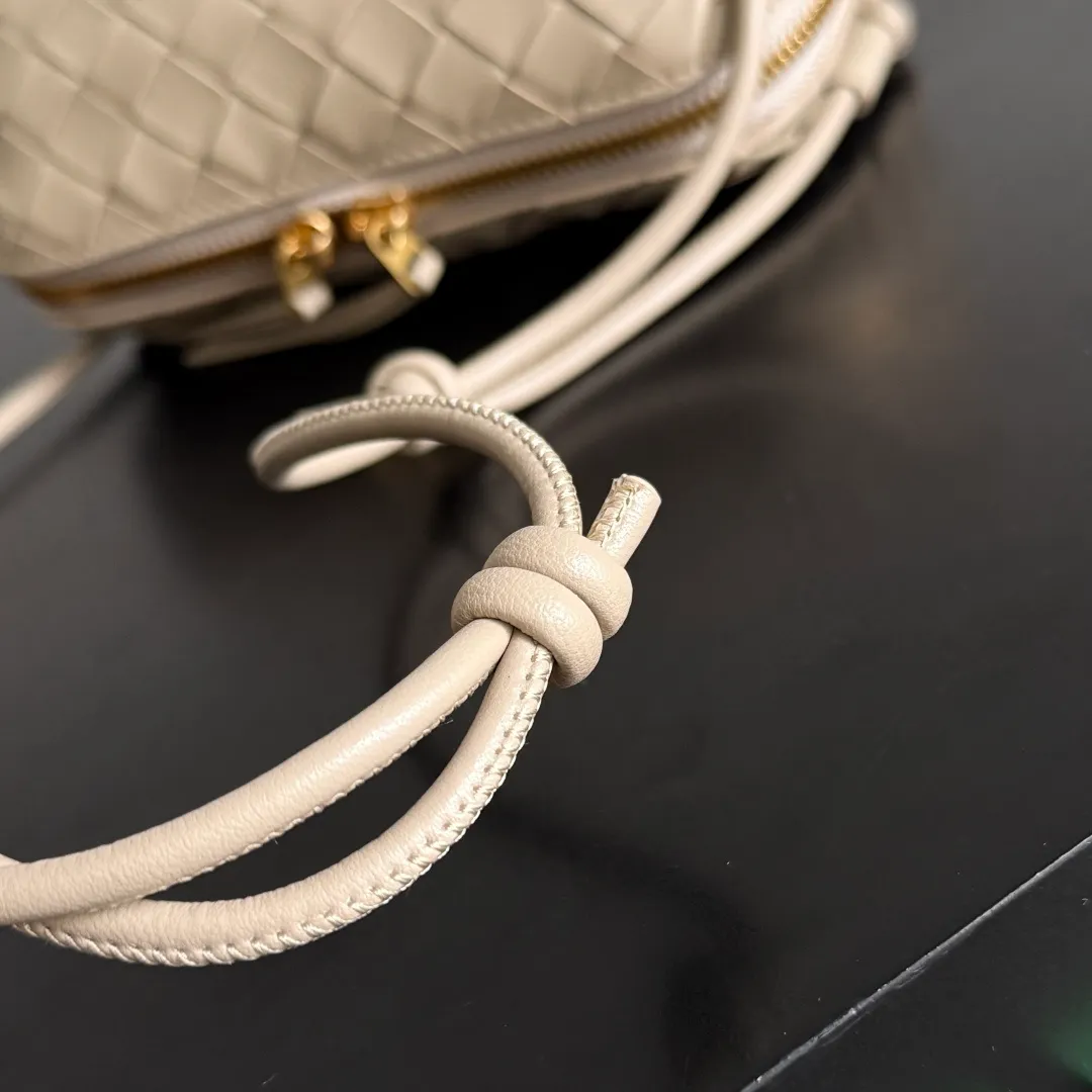 Batch 1260 BV new mini bag ceiling Bottegaveneta new Concert Pouch bag is small and has a large capacity. It can hold a Pro max mobile phone. The shoulder strap is adjustable for cross-body carry. It is very cost-effective when carried on one shoulder. The latest small bag in autumn has a lot of capacity. It can hold 4 short clips. I also tried it and it can hold one of my fists. It is cute, the capacity is touching and the length of the shoulder strap is adjustable for daily commuting. Full score 10 #bv woven bag Style number: 794258 Size: 18.5*11.5*8.5cm